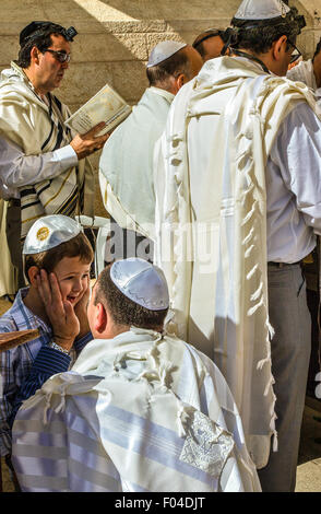 Israele, Gerusalemme, ebraica fedeli al muro occidentale Foto Stock