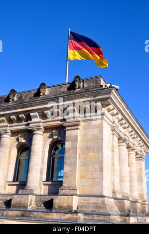 Bandiera tedesca volare sopra l'Edificio del Reichstag a Berlino Foto Stock