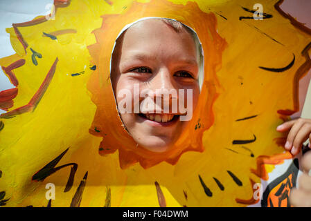 Ritratto di ragazzo sorridente in ucraino scout training camp, regione di Kiev, Ucraina Foto Stock