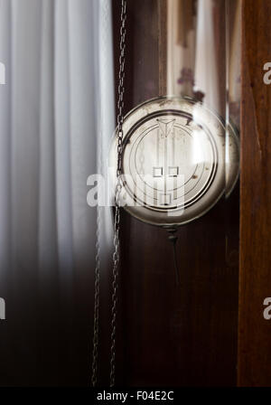 Antico orologio del nonno, orologio pendolo close up Foto Stock