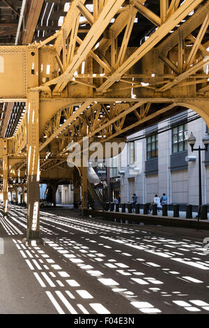 Sud Wells Street al di sotto del Chicago L, ferrovia sopraelevata. Foto Stock