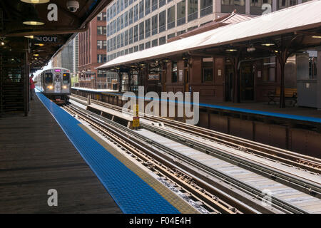 A Chicago L treno arrivando alla stazione di Quincy. Foto Stock