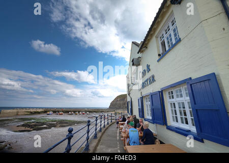 La pesca del merluzzo bianco e aragosta Pub nel villaggio di pescatori di Staithes nello Yorkshire, Regno Unito Foto Stock