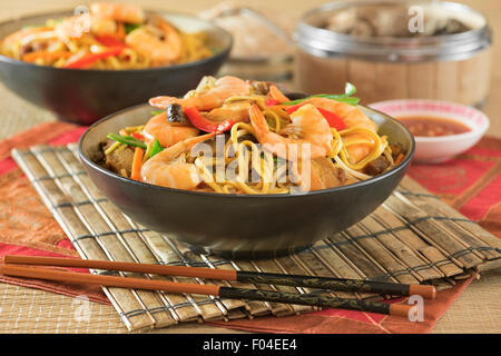 Re boreale Chow Mein. Gamberi fritti tagliatelle. Cucina cinese Foto Stock