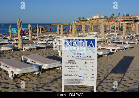 Sign in 5 lingue, pubblicità tariffe per il noleggio dei lettini sulla spiaggia di Arenal, Javea / Xabia, Alicante, Spagna Foto Stock