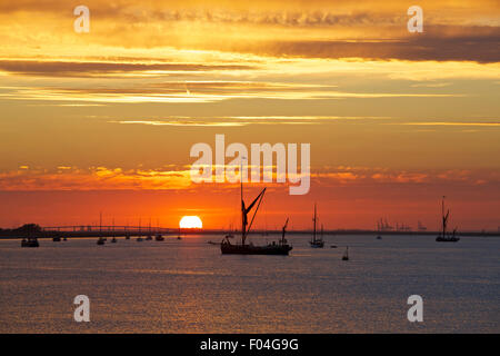 Swale estuario, Kent, Regno Unito. 6 agosto 2015: Regno Unito Meteo. Tramonto su Swale Estuario, come chiatte, yacht, yawls gaffers e iniziare ad assemblare per la XLIII Swale Barge partita di sabato. Il meteo è prevista per essere buono, ma con vento leggero Credito: Alan Payton/Alamy Live News Foto Stock