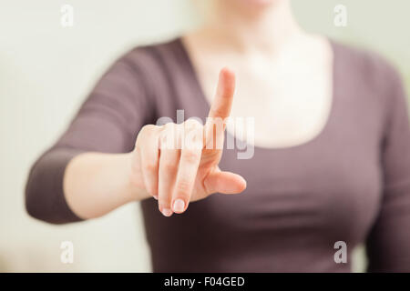 Giovane donna lavora con schermo virtuale Foto Stock