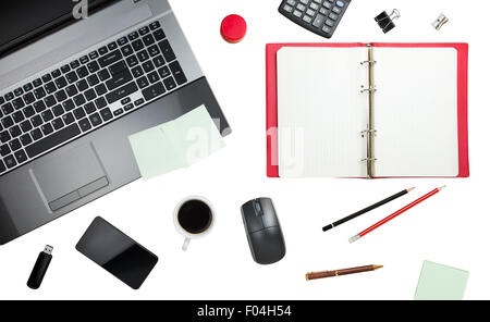 Workplace, laptop e blocco note con matite isolati su sfondo bianco Foto Stock