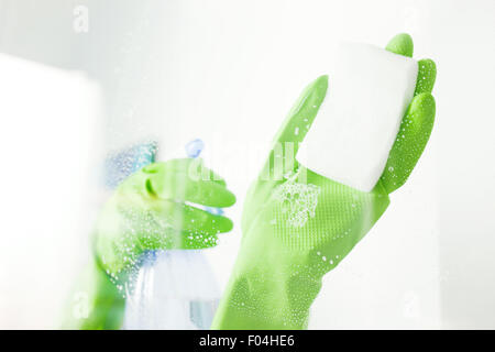 Donna facendo faccende in bagno, concetto di pulizia Foto Stock