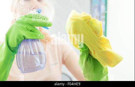 Donna facendo faccende in bagno, concetto di pulizia Foto Stock