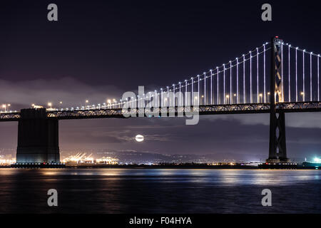 San Francisco-Oakland Bay Bridge di notte con la luna Foto Stock