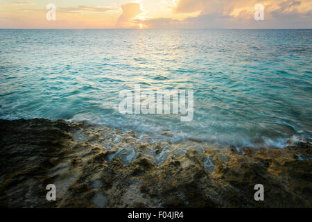 Speranza comune, Abaco, Bahamas. 23 Luglio, 2015. Tramonto sull'Oceano Atlantico visto dalla roccia subito a nord del sud della Fantasia guardando verso est. Foto Stock