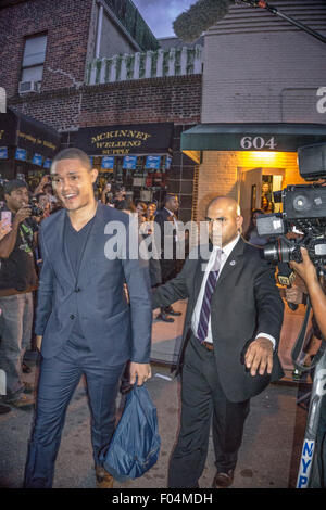 La città di New York, Stati Uniti d'America. 6 di agosto, 2015. Allietare gli astanti come Trever Noè nuovo host di esposizione quotidiana esce studio porta laterale dopo il Sig. Stewart's ultimo taping della mostra. Credito: Dorothy Alexander/Alamy Live News Foto Stock