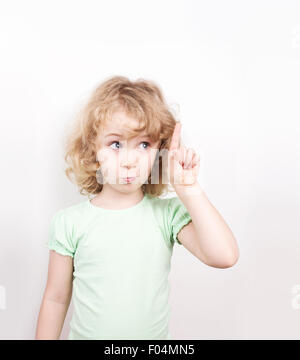 Carino bambina rivolta verso l'alto, spazio di copia Foto Stock