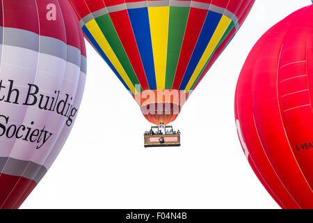 Bristol, Regno Unito. 06 Ago, 2015. Il primo giorno del trentasettesimo Bristol International Balloon Fiesta è stato tenuto a Ashton Court. L'evento, classificato come il più grande del suo genere in Europa, corre per quattro giorni, giovedì 6 a domenica 9 agosto. Bristol, Regno Unito, 6 agosto 2015. Credito: Fotografia Redorbital/Alamy Live News Foto Stock