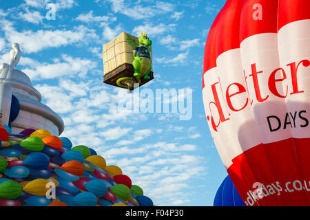 Bristol, Regno Unito. 06 Ago, 2015. Il primo giorno del trentasettesimo Bristol International Balloon Fiesta è stato tenuto a Ashton Court. L'evento, classificato come il più grande del suo genere in Europa, corre per quattro giorni, giovedì 6 a domenica 9 agosto. Bristol, Regno Unito, 6 agosto 2015. Credito: Fotografia Redorbital/Alamy Live News Foto Stock