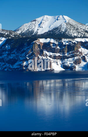 Mt Scott sopra il cratere del lago, il Parco nazionale di Crater Lake, Oregon Foto Stock