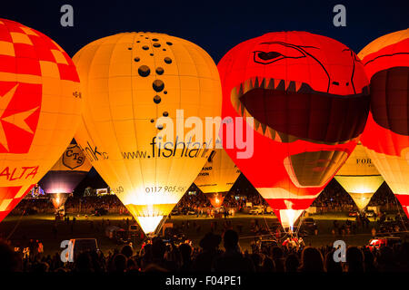 Bristol, Regno Unito. 06 Ago, 2015. Il primo giorno del trentasettesimo Bristol International Balloon Fiesta è stato tenuto a Ashton Court. L'evento, classificato come il più grande del suo genere in Europa, corre per quattro giorni, giovedì 6 a domenica 9 agosto. Bristol, Regno Unito, 6 agosto 2015. Credito: Fotografia Redorbital/Alamy Live News Foto Stock