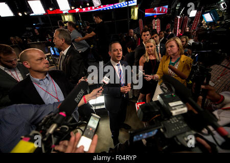 Cleveland, Ohio, USA. 06 Ago, 2015. RNC Presidente REINCE PRIEBUS parla con i media nella sala di spin dopo il repubblicano dibattito presidenziale al dall'Arena Quicken Loans. Credito: Brian Cahn/ZUMA filo/Alamy Live News Foto Stock