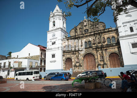 CITTÀ DI PANAMA, Panama — iniziata nel 1688, la chiesa fu consacrata nel 1796. Fu progettata da ingegneri militari e alcune delle vecchie facciate in pietra usavano alcuni materiali originali provenienti dalle rovine della Vecchia Panama. E' stato rinnovato nel 2003. Foto Stock