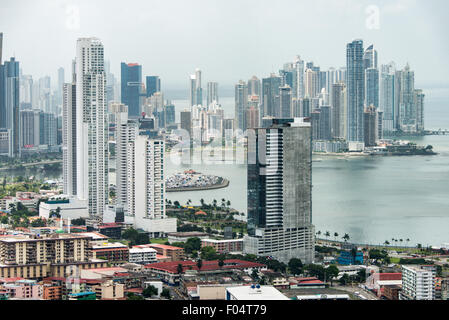 PANAMA CITY, Panama: I grattacieli del nuovo skyline di Panama City come seme dalla cima di Ancon Hill. Ancon Hill è alta solo 654 metri, ma offre una vista impressionante sulle sezioni nuove e vecchie di Panama City. Con vista sia sull'Oceano Pacifico che sull'ingresso del Canale di Panama, l'area era storicamente il punto in cui era centrata l'amministrazione del Canale di Panama e ora ha un mix di residenze di lusso e dipartimenti governativi. Foto Stock