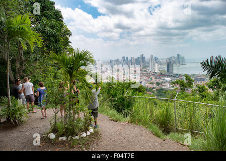 PANAMA, Panama - Ancon Hill è alta solo 654 metri, ma offre una vista impressionante sulle sezioni nuove e vecchie di Panama City. Con vista sia sull'Oceano Pacifico che sull'ingresso del Canale di Panama, l'area era storicamente il punto in cui era centrata l'amministrazione del Canale di Panama e ora ha un mix di residenze di lusso e dipartimenti governativi. Foto Stock