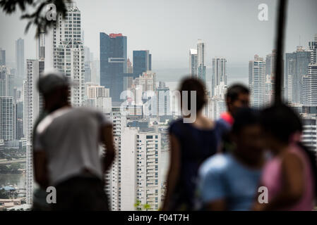 Ancon Hill Vista degli alture di Panama City Panama / PANAMA CITY, Panama - i turisti guardano gli alture del nuovo skyline di Panama City dalla cima di Ancon Hill. La collina di 654 piedi (199 m) offre una vista impressionante sia della parte nuova che della parte vecchia della città, con l'Oceano Pacifico e l'ingresso al Canale di Panama che si estende in lontananza. Panama City detiene la più grande concentrazione di grattacieli in America Latina, un cluster guidato dall'economia bancaria dollarizzata del paese e dagli investimenti legati al canale piuttosto che dalla domanda di alloggi locali - le torri sono prevalentemente residenti Foto Stock