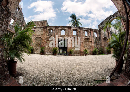 Iglesia De la Compañía De Jesús Ruins Panama City Panama // PANAMA CITY, Panama — le rovine di Iglesia de la Compañía de Jesús si trovano tra gli edifici restaurati di casco Viejo. Questa ex chiesa gesuita, con le sue pareti e gli archi che si sbriciolano aperti al cielo, offre un netto contrasto con le strutture coloniali rinnovate nel quartiere storico di Panama City. Foto Stock