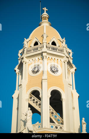 LA CITTÀ DI PANAMA, Panama - Iglesia San Francisco de Asis, una chiesa storica di fronte a Plaza Bolivar a casco Viejo, è in fase di ristrutturazione. Distrutto due volte da un incendio a metà degli anni '1700, questo monumento coloniale si trova di fronte al Teatro Nazionale sul lungomare, incarnando i continui sforzi di Panama City per preservare il suo patrimonio architettonico. Foto Stock