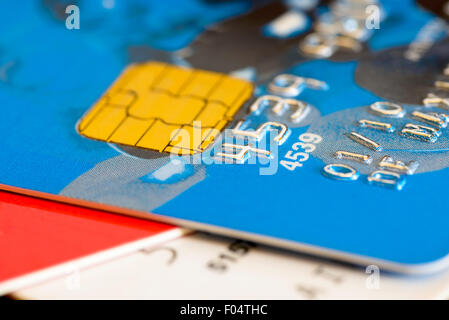 Macro dettaglio dei numeri su una plastica carta di credito con golden chip elettronico Foto Stock
