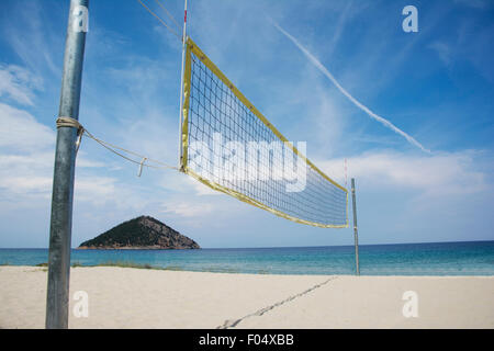 Campo di beach volley con net su un vuoto di spiaggia sabbiosa Foto Stock