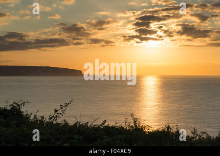 Isola di Wight, 7 agosto 2015. Una bellissima alba a Sandown, guardando attraverso il Solent. La previsione è per una giornata di sole in gran parte del Regno Unito con il tempo è caldo durante il prossimo fine settimana dopo il recente cool magia. Credito Eales Julian/Alamy Live News Foto Stock