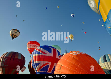 Bristol, Regno Unito. Il 7 agosto, 2015. Oltre 100 i palloni ad aria calda prendere il mattino cielo a Bristol International Balloon Fiesta, Ashton Court, Bristol UK Credit: Jules annan/Alamy Live News Foto Stock