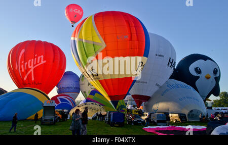 Bristol, Regno Unito. Il 7 agosto, 2015. Oltre 100 i palloni ad aria calda prendere il mattino cielo a Bristol International Balloon Fiesta, Ashton Court, Bristol UK Credit: Jules annan/Alamy Live News Foto Stock