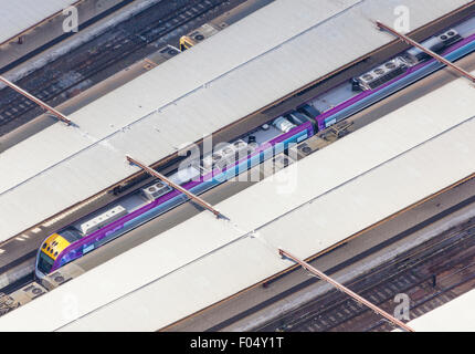 Vista aerea del treno in una stazione ferroviaria Foto Stock