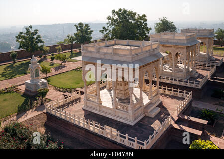 Giardino di Jaswant Thada Mausoleo, marmo bianco memorial a Maharaja Jaswant Singh, il Cenotafio, Jodhpur, Rajasthan, India Foto Stock