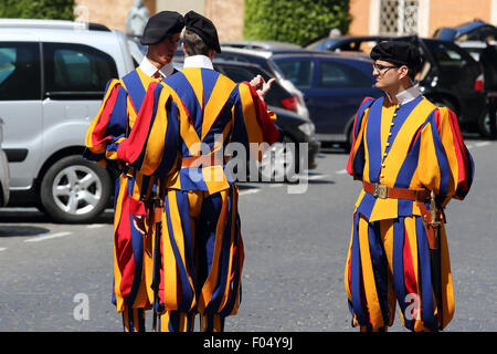 Guardie Svizzere sul dovere in Vaticano. Foto Stock