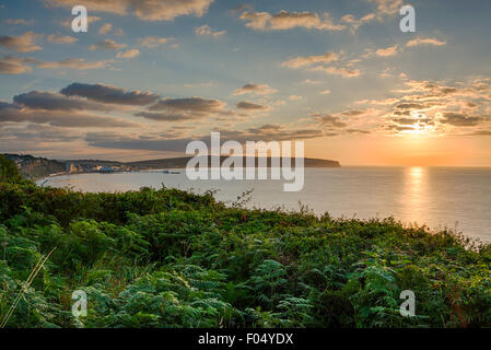 Isola di Wight, 7 agosto 2015. Una bellissima alba a Sandown, guardando attraverso il Solent. La previsione è per una giornata di sole in gran parte del Regno Unito con il tempo è caldo durante il prossimo fine settimana dopo il recente cool magia. Credito Eales Julian/Alamy Live News Foto Stock