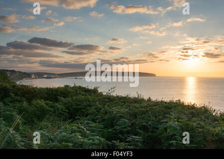 Isola di Wight, 7 agosto 2015. Una bellissima alba a Sandown, guardando attraverso il Solent. La previsione è per una giornata di sole in gran parte del Regno Unito con il tempo è caldo durante il prossimo fine settimana dopo il recente cool magia. Credito Eales Julian/Alamy Live News Foto Stock
