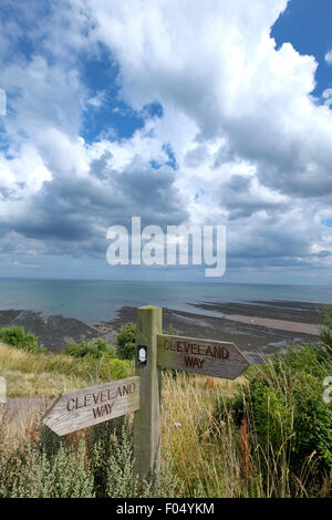 Un cartello per il modo di Cleveland a lunga distanza a piedi a Robin Hood's Bay nel North Yorkshire Foto Stock