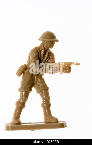 Airfix HO/OO plastica giocattolo modello figura di soldato. La Seconda Guerra Mondiale 8 soldato dell'esercito in piedi Thompson mitragliatore contro sfondo bianco. Foto Stock