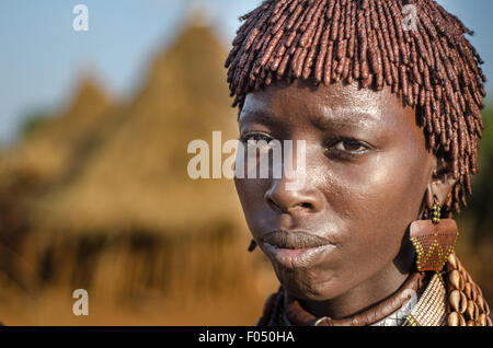 TURMI, Etiopia - 12 agosto: ritratto di unidentified Hamer tribe donna, valle dell'Omo. Hamer donna normalmente il pettine Foto Stock