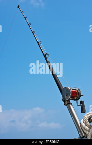 Canna da pesca e Mulinello su uno yacht a vela. Colpo verticale Foto Stock