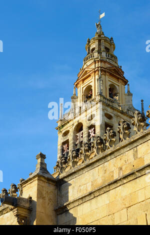 La Mezquita mura e la torre campanaria a Cordoba o Córdoba, Spagna Foto Stock