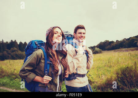 Coppia sorridente con zaini escursionismo Foto Stock