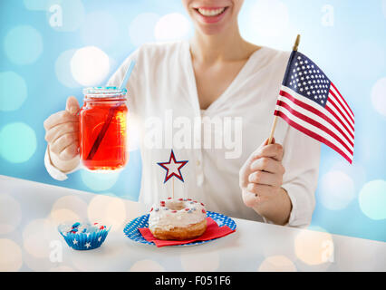 Donna felice celebrando American Independence Day Foto Stock