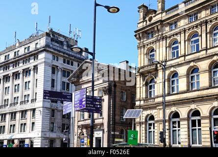 Attrazioni turistiche signpost nel Derby quadrato sul angolo di James Street, Liverpool, Merseyside England, Regno Unito, Europa occidentale. Foto Stock