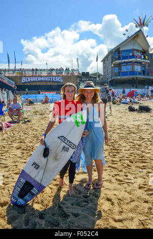 Newquay, Cornwall, Regno Unito. 06 Ago, 2015. Boardmasters 2015 ha dato dei calci a fuori! Cornovaglia del surf e music festival ha preso il via oggi a mecca del surf, Fistral Beach Surf internazionali Competiitons. Lucy Campbell - Professional Surfer & amico Maddie Meddings Credito: CAMERAFIRM/Alamy Live News Foto Stock