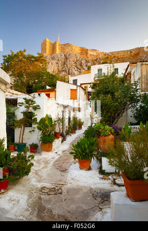 Acropoli come si vede dalle strade di Anafiotika, Atene, Grecia Foto Stock