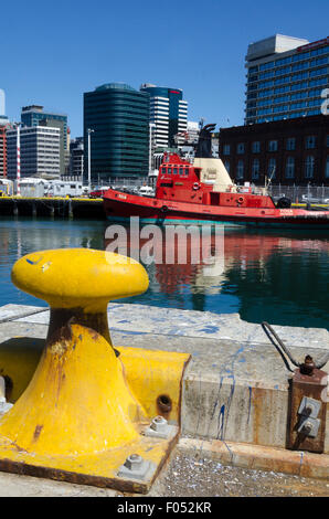 Red rimorchiatore porto, edifici per uffici e il CBD dietro, Wellington, Isola del nord, Nuova Zelanda Foto Stock